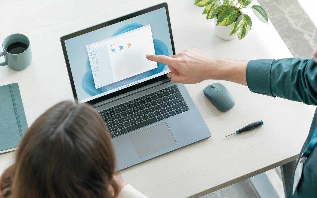 Assistência de informática com orientação no notebook